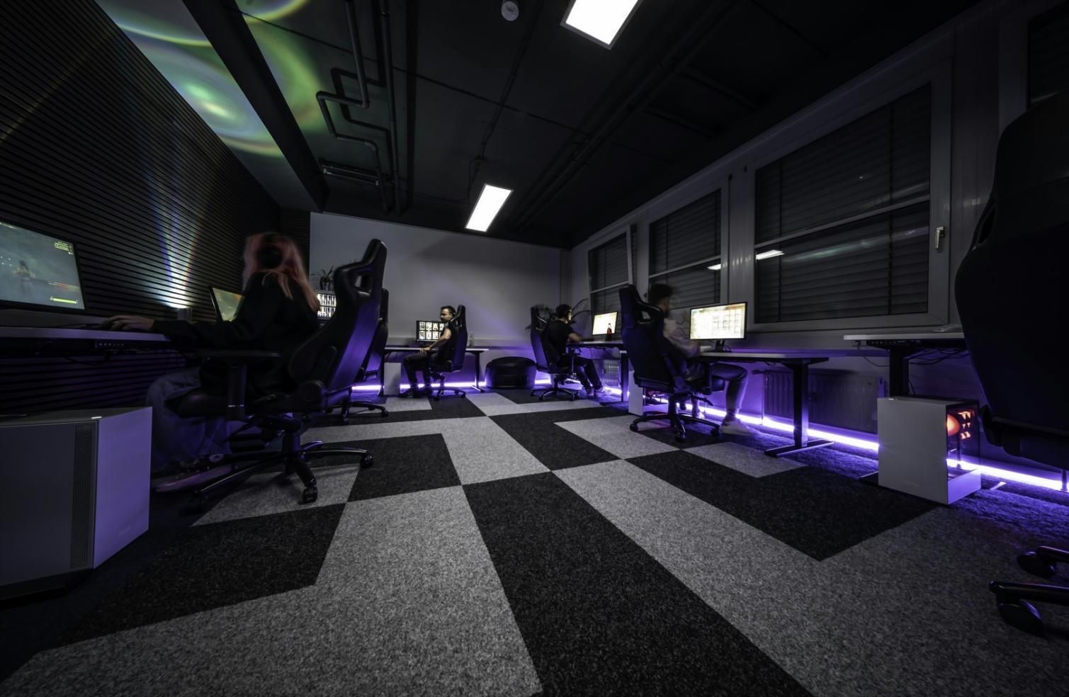 Studenti al lavoro su progetti 3D nei nuovi laboratori trivexosian